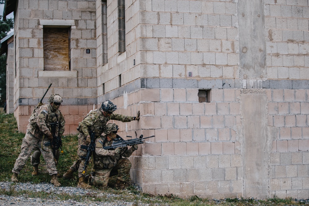U.S. Army paratroopers clear town