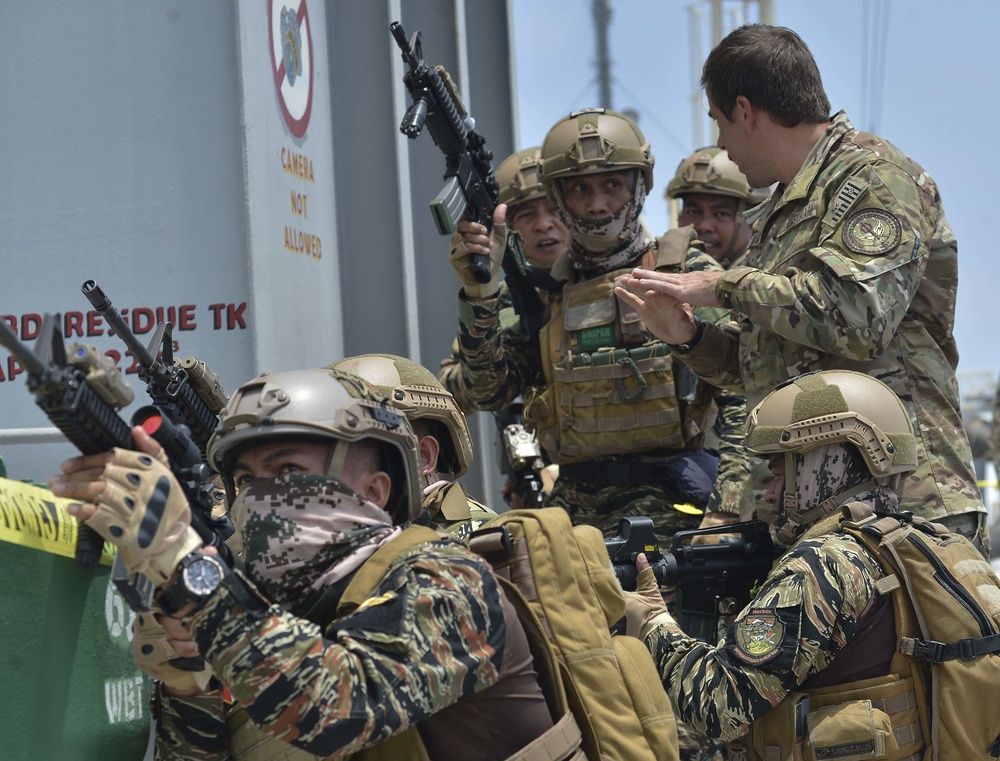 U.S. and Philippine Navies conduct VBSS Training as part of AUMX