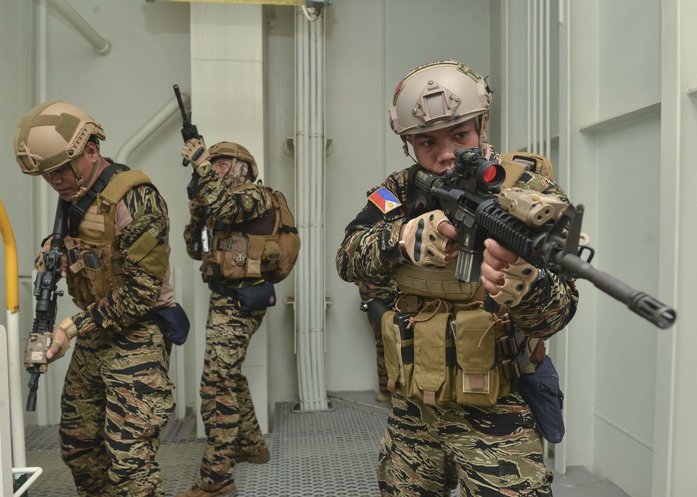 U.S. and Philippine Navies conduct VBSS Training as part of AUMX