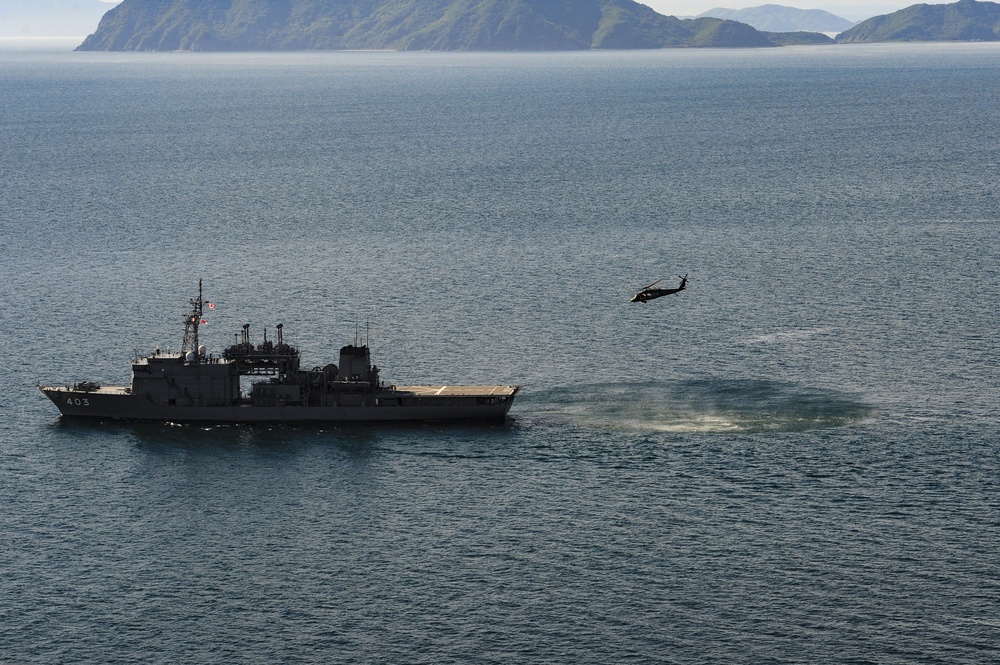 Blackhawks conduct deck landing on JMSDF vessel JS Chiahaya Sept. 9 2019 (2/2)