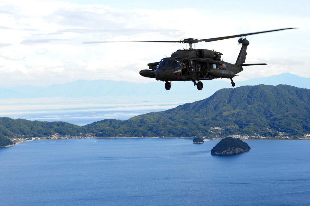 Blackhawks conduct deck landing on JMSDF vessel JS Chiahaya Sept. 9 2019 (2/2)