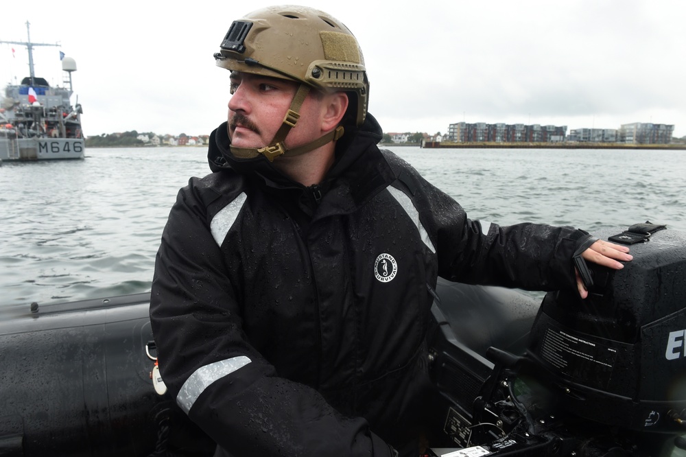 MDSU 2 Sailors Deploy UUVs During Exercise Northern Coasts 2019