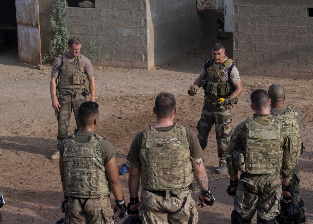 Task Force Warrior trains with 5th RIAOM Marines