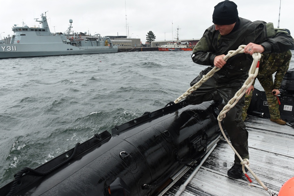 EODMU 8 Sailors Locate and Dispose Underwater Training Mines During Exercise Northern Coasts 2019