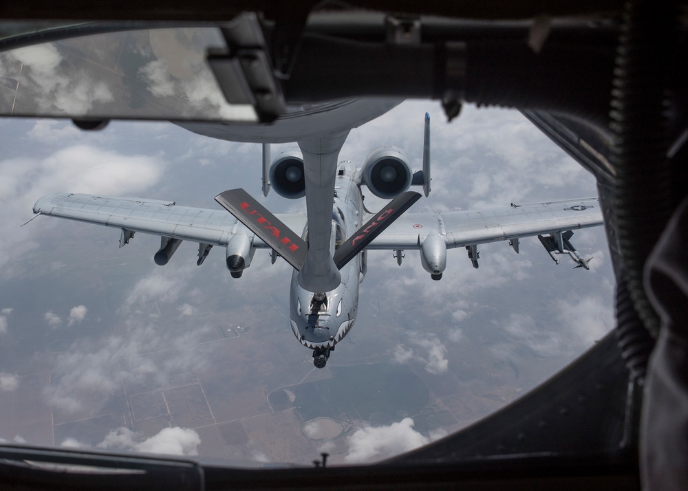 Utah Air Guard refuels Moody A-10s