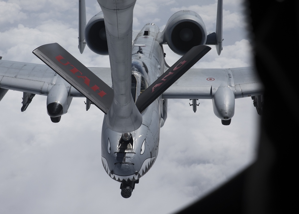 Utah Air Guard refuels Moody A-10s