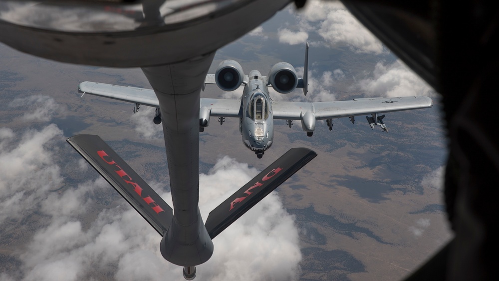 Utah Air Guard refuels Moody A-10s