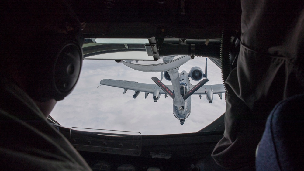 Utah Air Guard refuels Moody A-10s