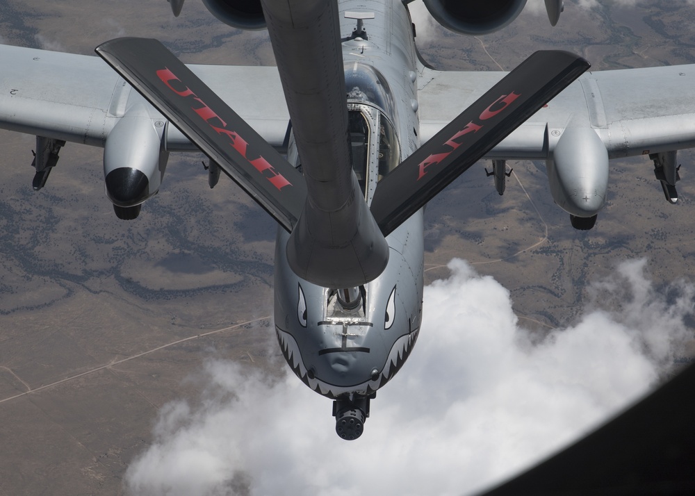 Utah Air Guard refuels Moody A-10s