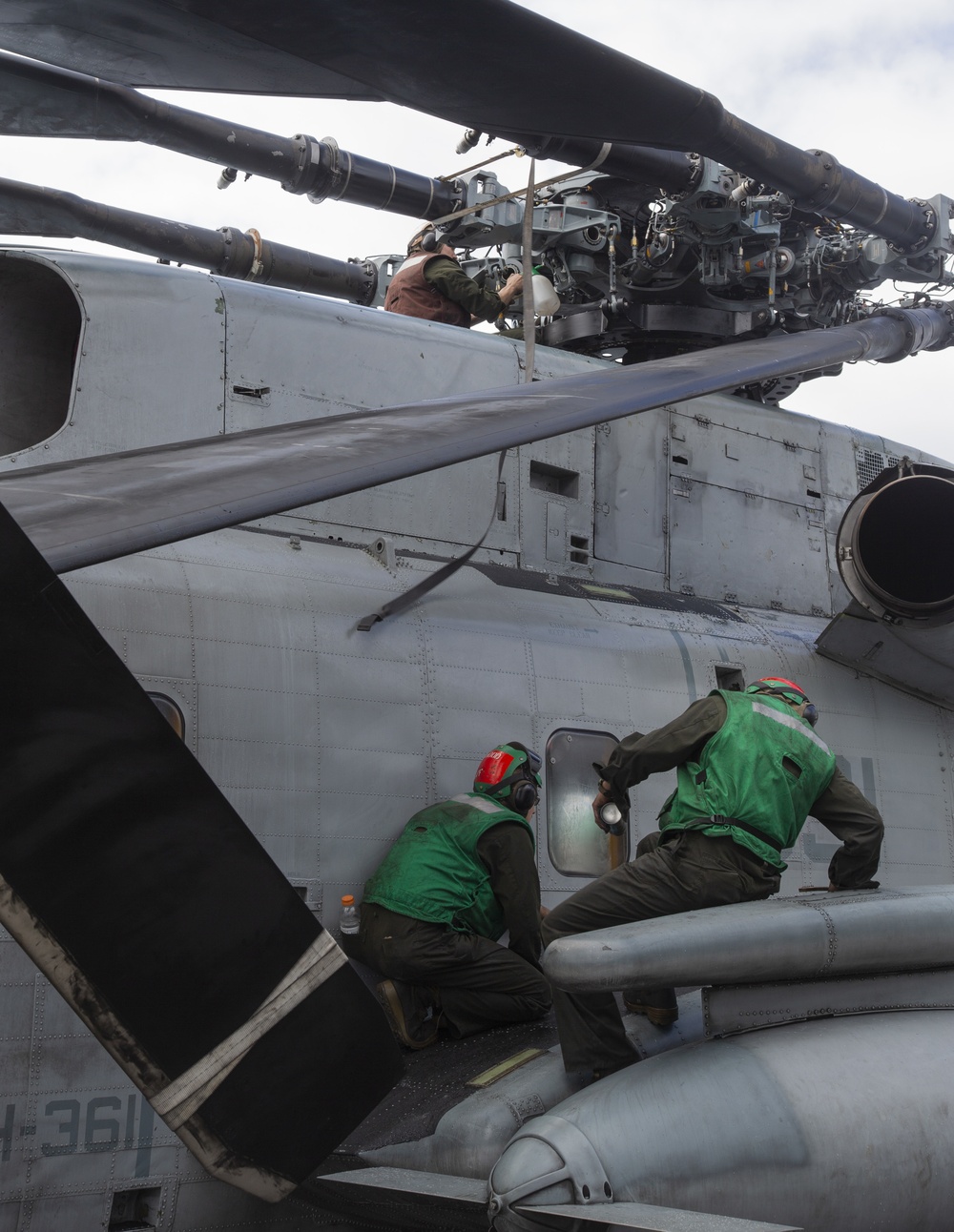 HMH-361 maintains CH-53E Super Stallions during AECE 2019