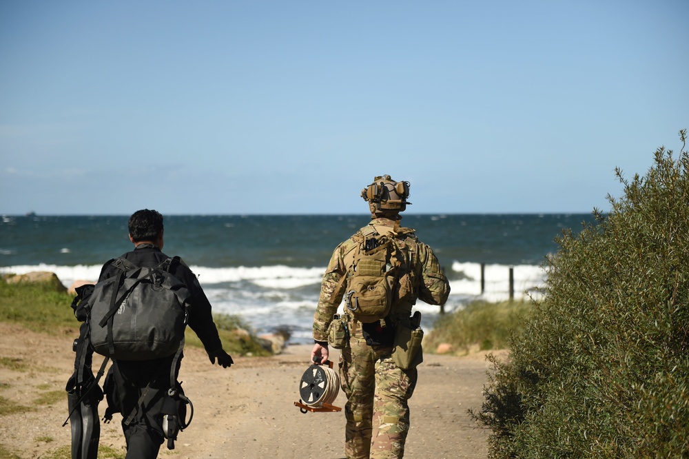 EODMU 8 Sailors Execute Maritime IED Scenario During Exercise Northern Coasts 2019