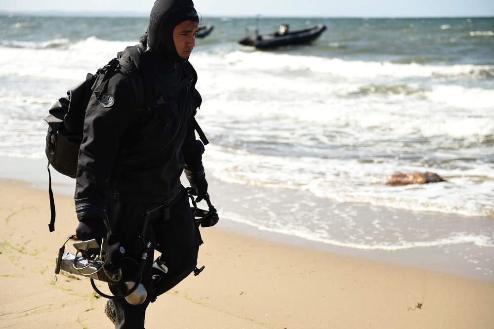 EODMU 8 Sailors Execute Maritime IED Scenario During Exercise Northern Coasts 2019