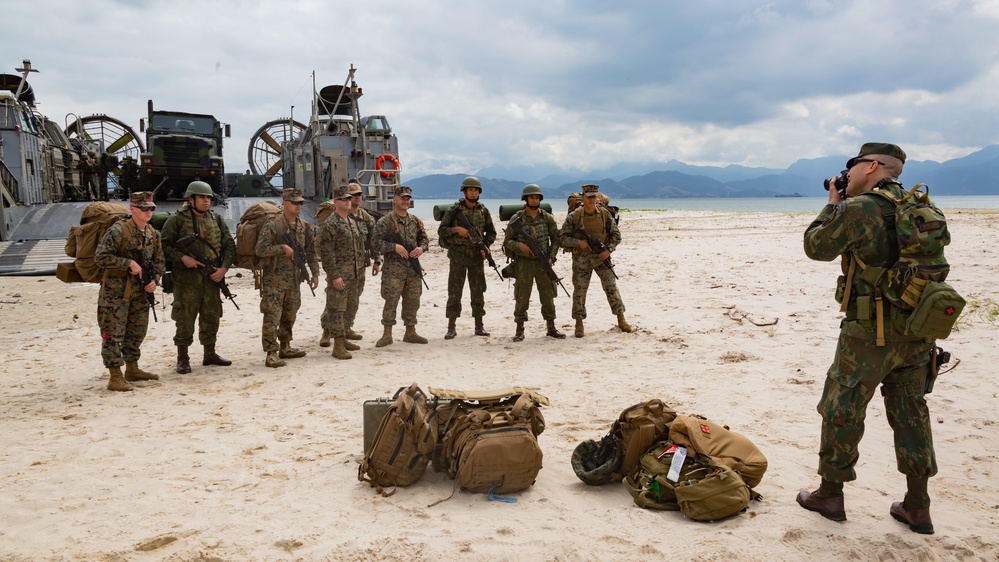 Partnership photograph opportunity between US, Brazilian Marines