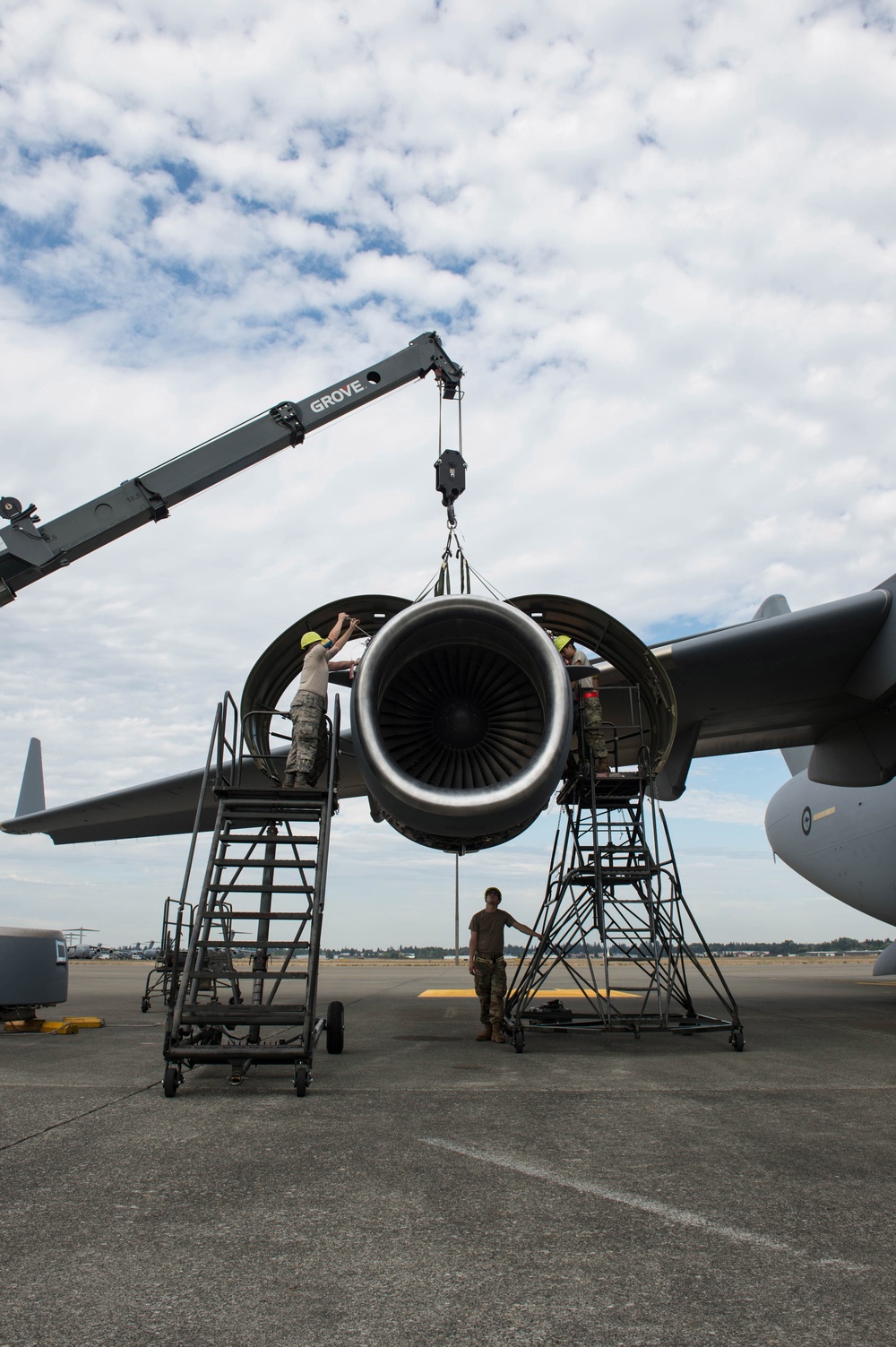 USAF Maintenance Airmen repair RAAF C-17