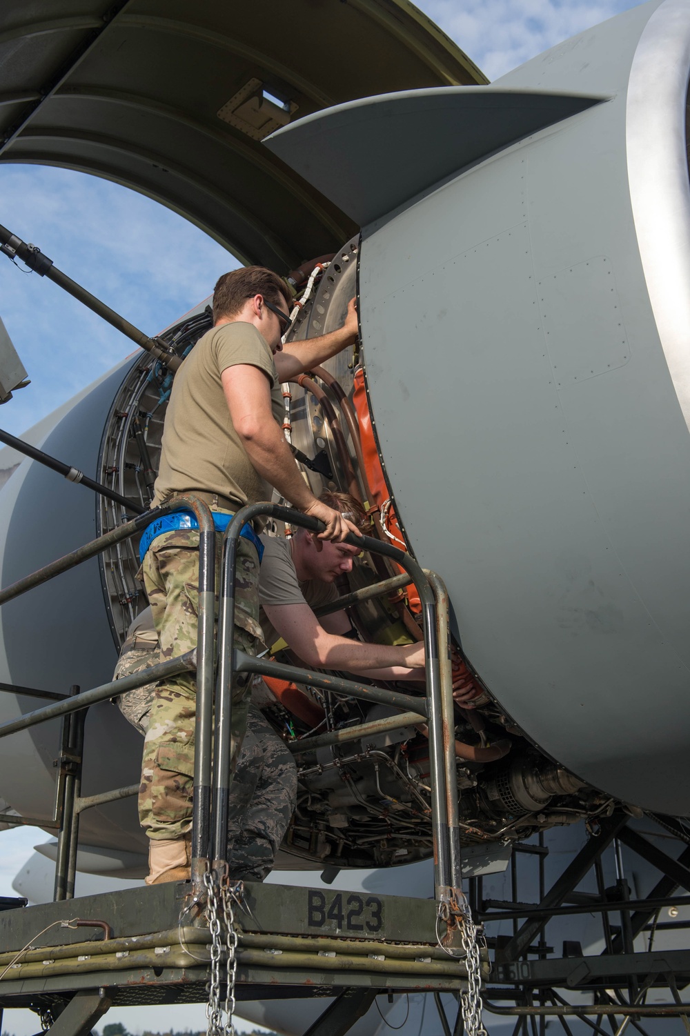 USAF Maintenance Airmen repair RAAF C-17