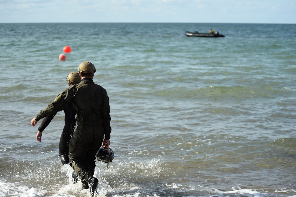 MDSU 2 Sailors Deploy UUVs During Exercise Northern Coasts 2019