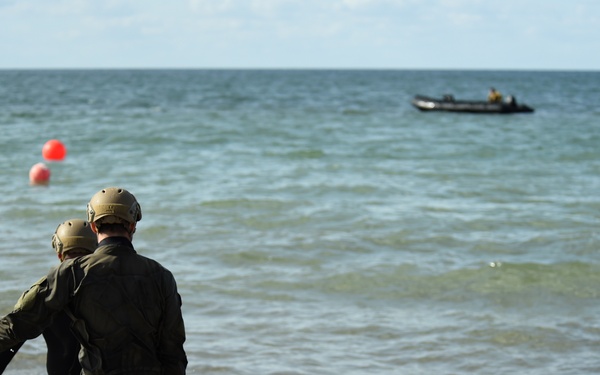 MDSU 2 Sailors Deploy UUVs During Exercise Northern Coasts 2019