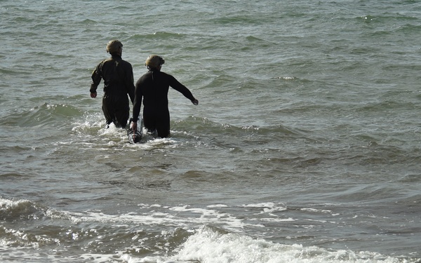 MDSU 2 Sailors Deploy UUVs During Exercise Northern Coasts 2019