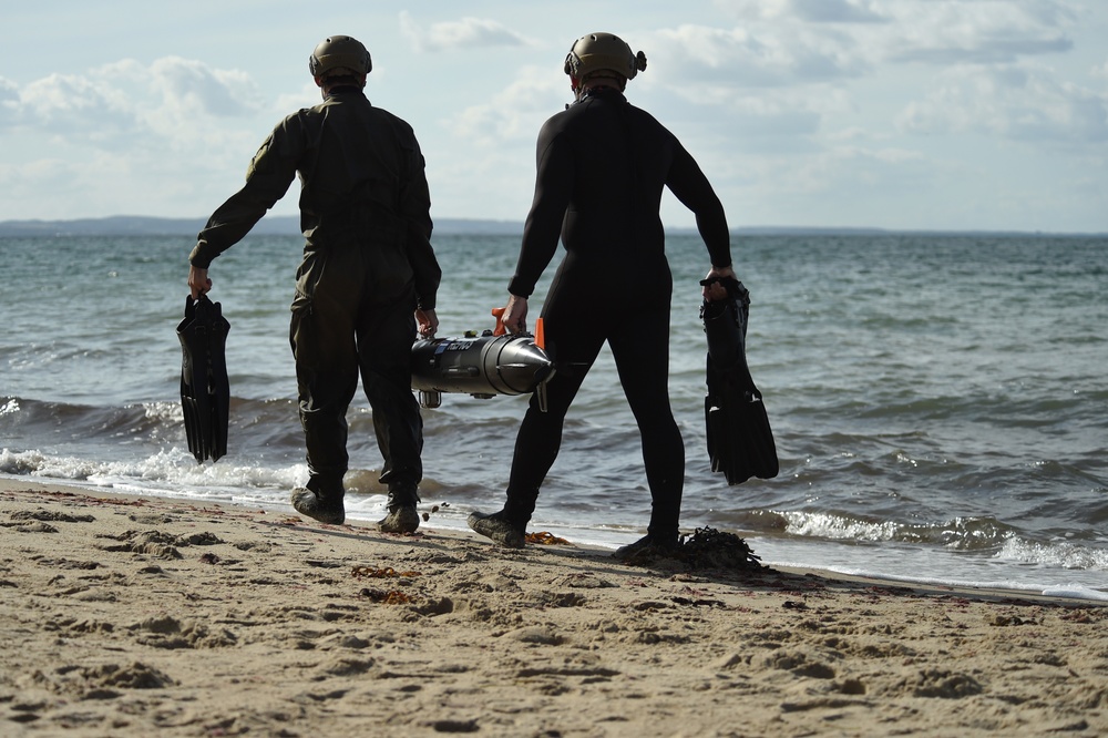 MDSU 2 Sailors Deploy UUVs During Exercise Northern Coasts 2019