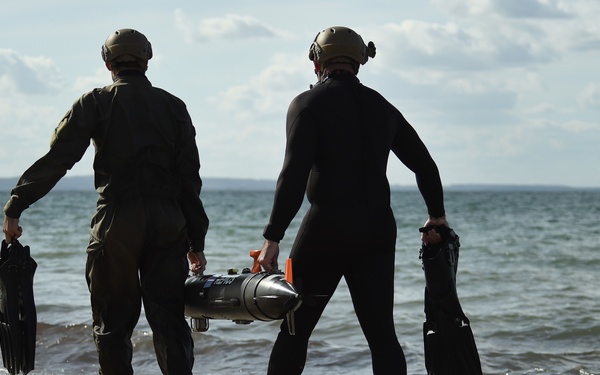 MDSU 2 Sailors Deploy UUVs During Exercise Northern Coasts 2019