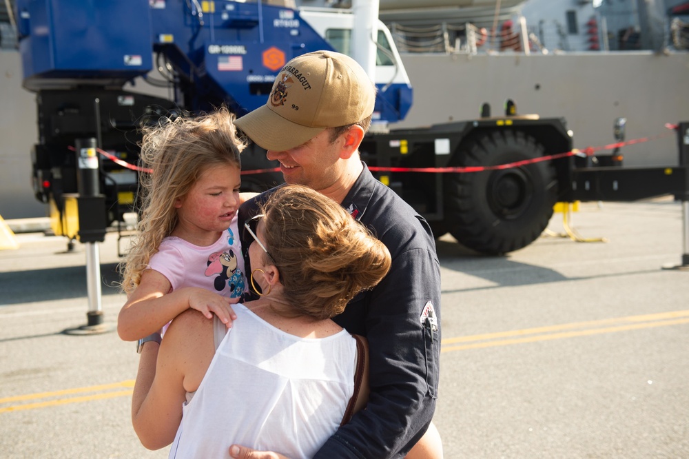 USS Farragut departs Mayport