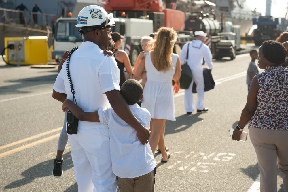 USS Farragut departs Mayport