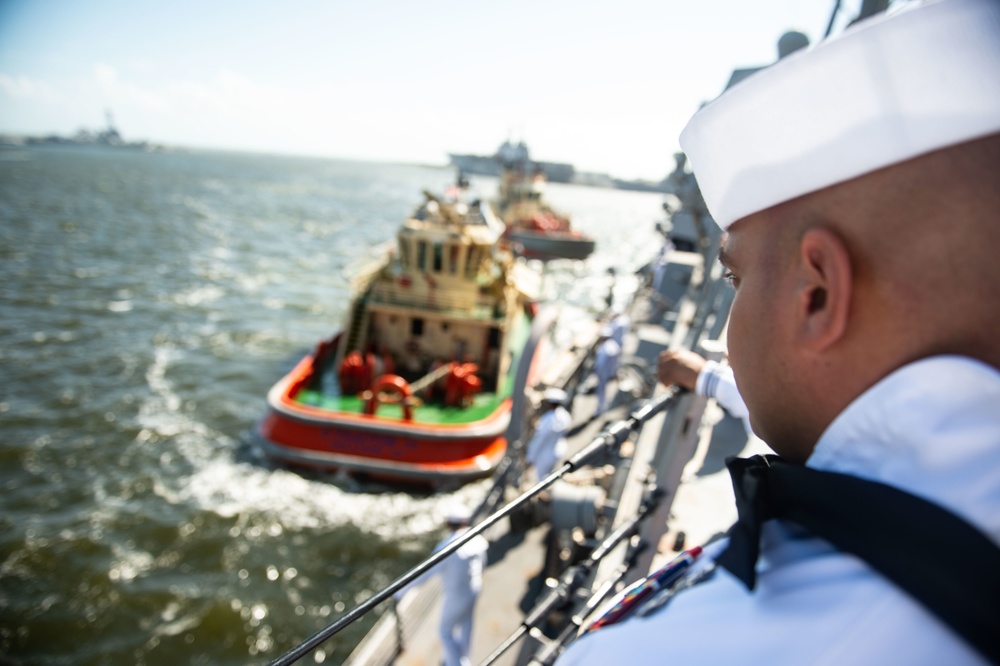 USS Farragut departs Mayport