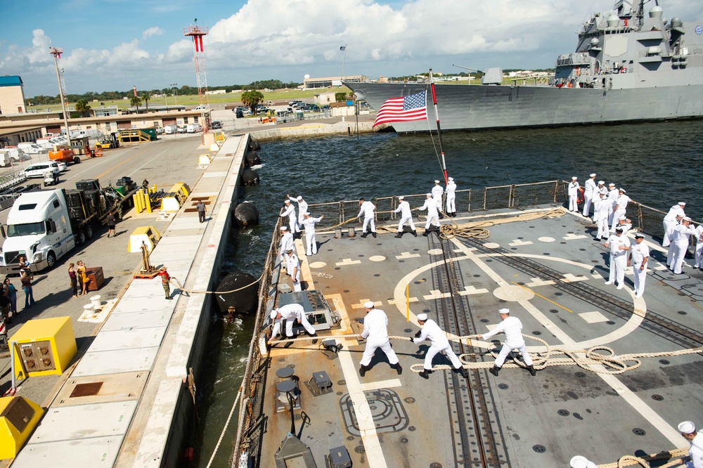 USS Farragut departs Mayport