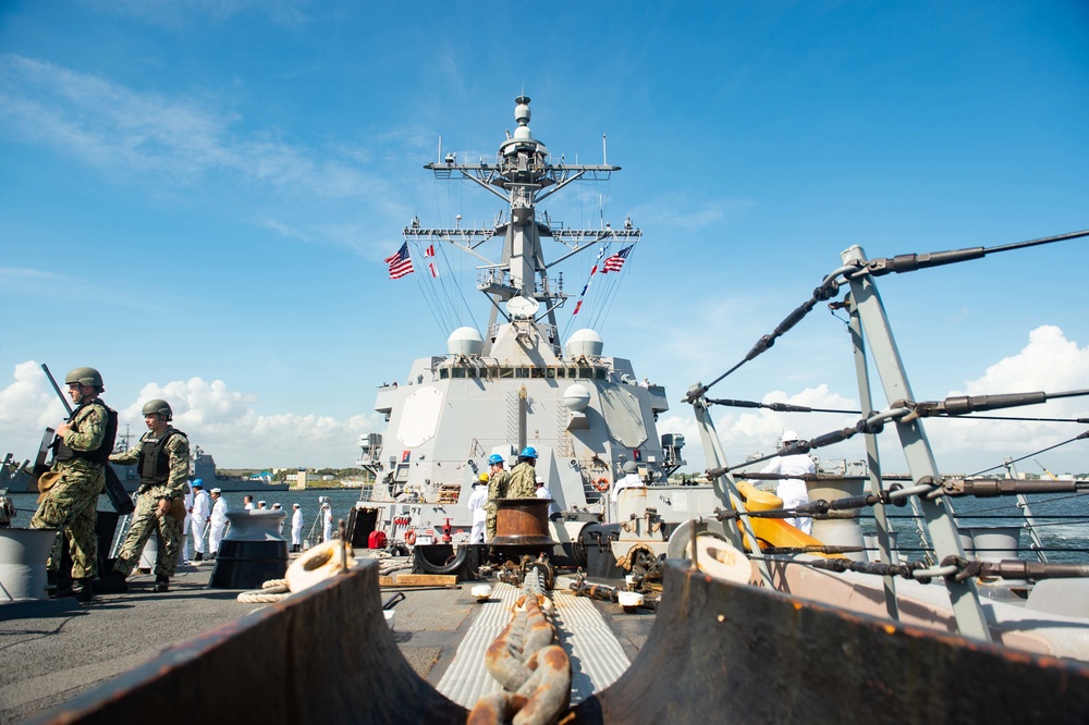 USS Farragut departs Mayport