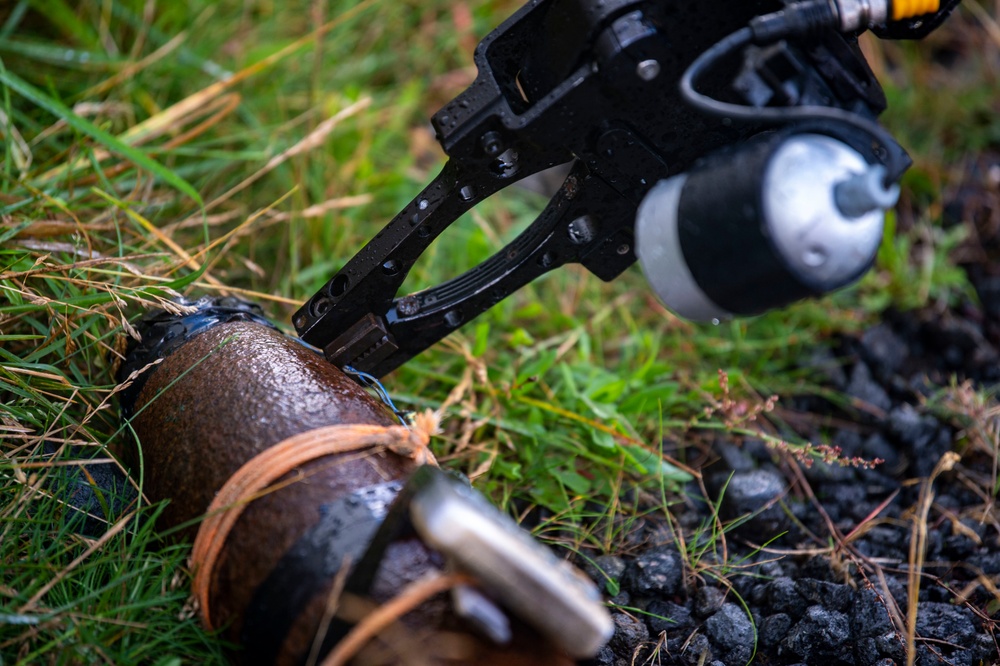 EODMU 8 conducts land-based IED training during Northern Challenge 2019