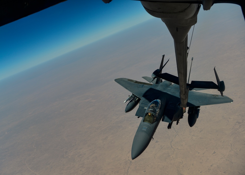 908th EARS refuels Raptors, Strike Eagles