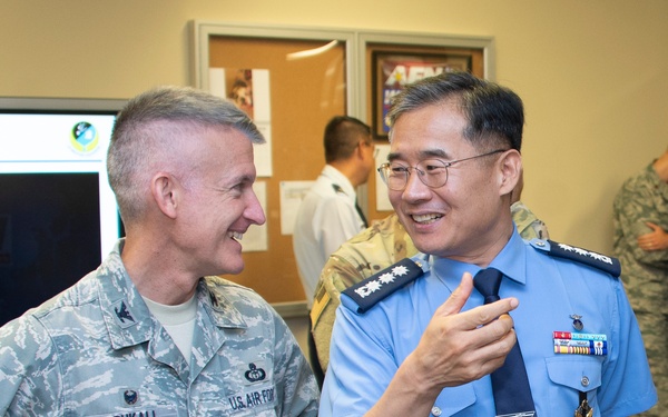 ROKAF Weather Wing commander visits 557th WW