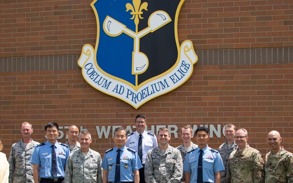 ROKAF Weather Wing commander visits 557th WW