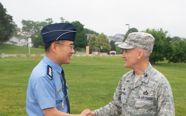 ROKAF Weather Wing commander visits 557th WW