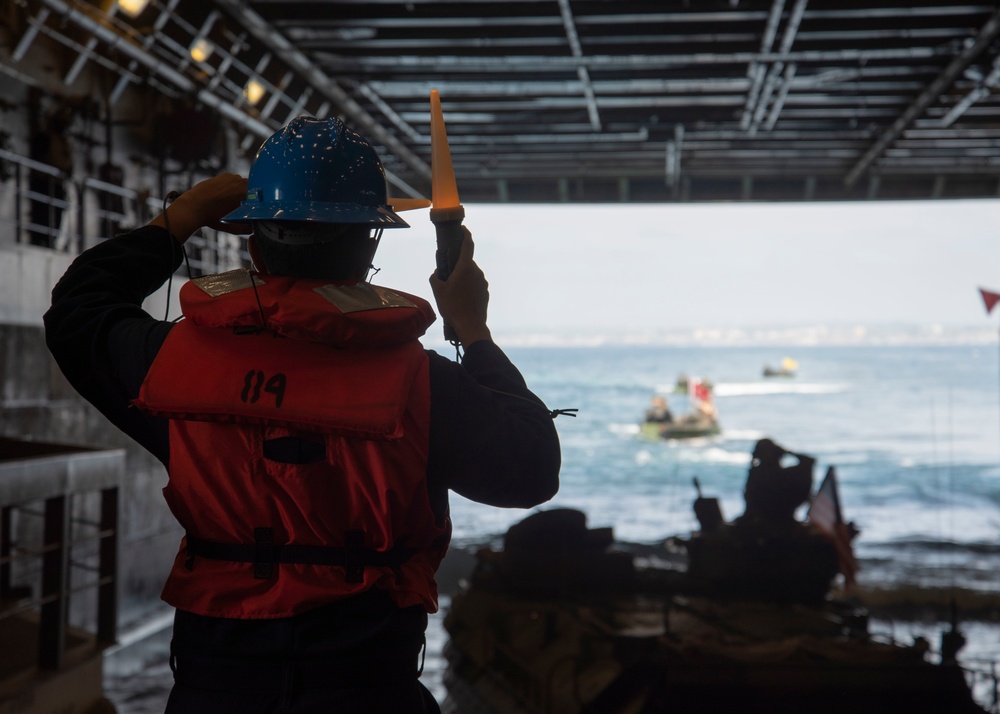 AAV Boards USS Somerset