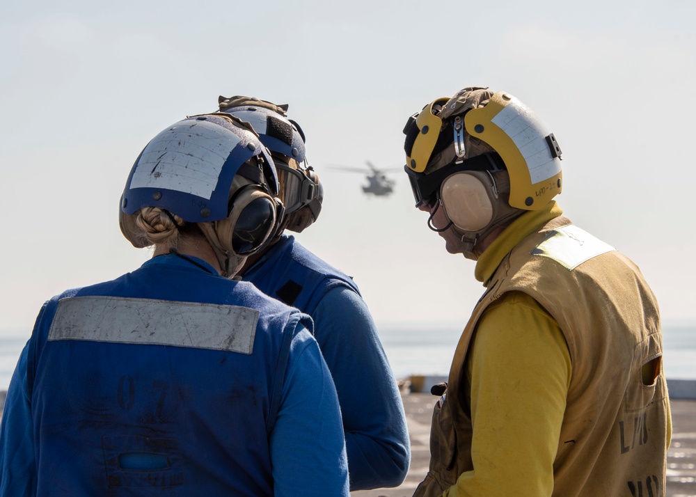 Sailors Prepare to Signal In A CH-53E Sea Stallion