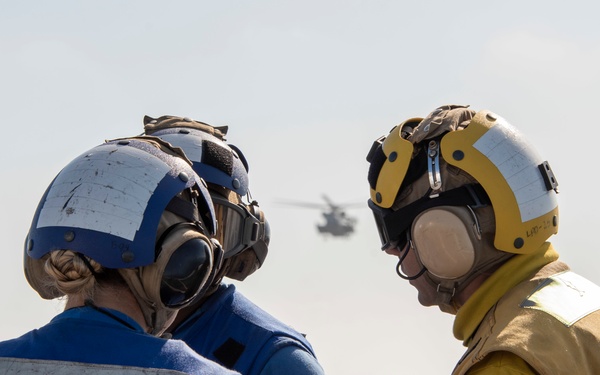 Sailors Prepare to Signal In A CH-53E Sea Stallion