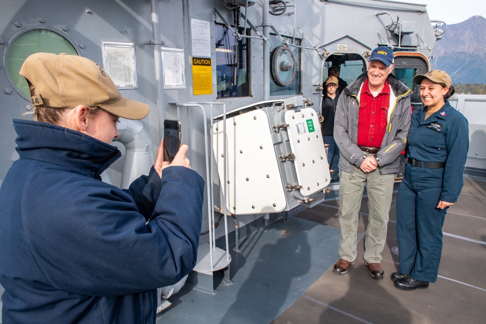 SECNAV visits AECE Personnel aboard USS Comstock