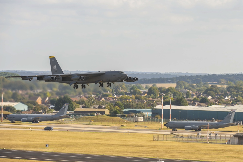 RAF Mildenhall says goodbye to Minot B-52