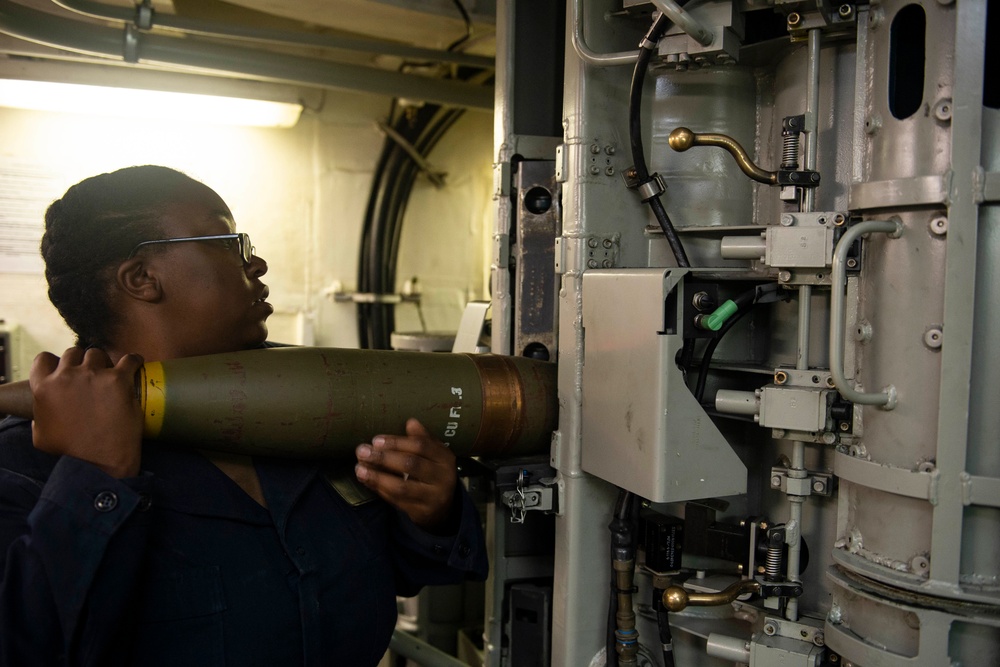 USS San Jacinto Sailors Load 5-inch Gun