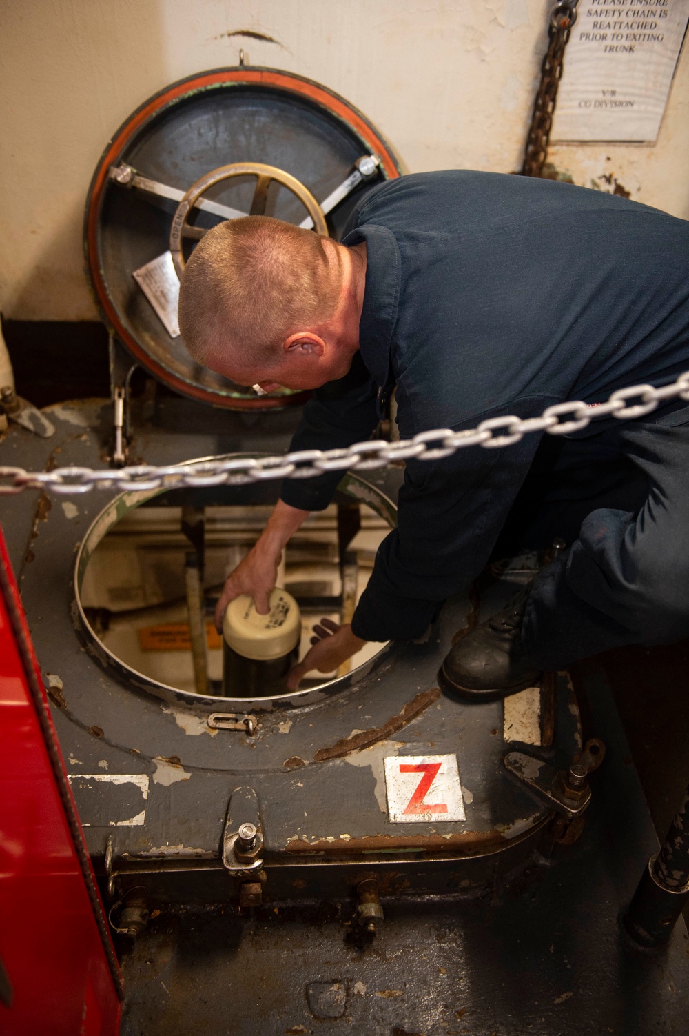 USS San Jacinto Sailors Load 5-inch Gun