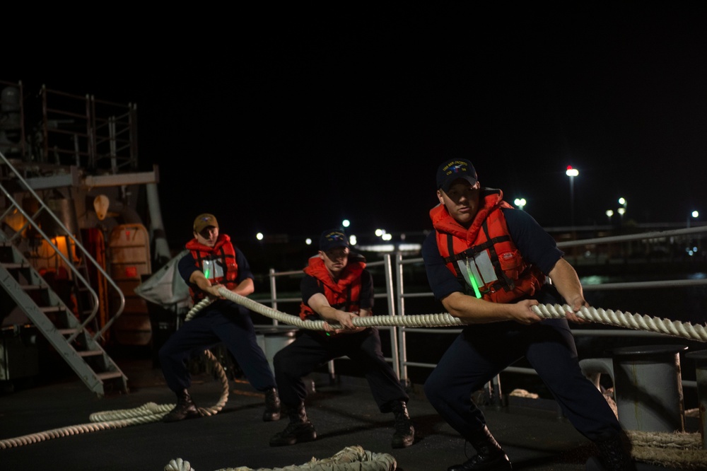 USS San Jacinto Sailors Load 5-inch Gun