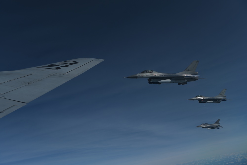 KC-135 refuels Royal Norwegian Air Force F-16s