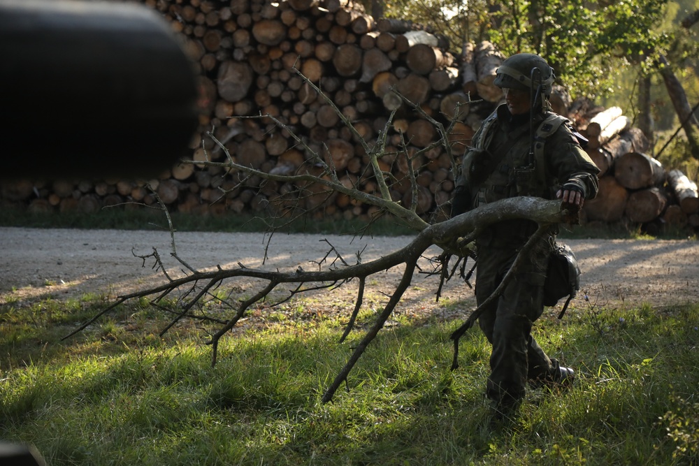 A Polish soldier prepares his fighting position during Saber Junction 19