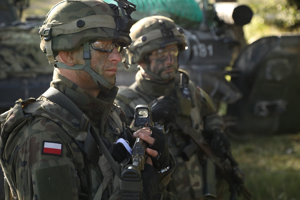 Polish soldiers provide security during Saber Junction 19