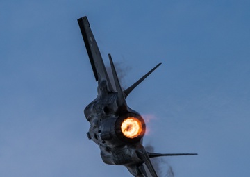 F-35 Demo Team flies over Oregon International Airshow