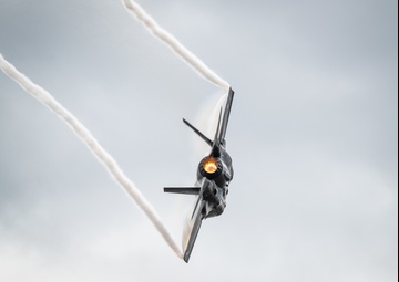 F-35 Demo Team flies over Oregon International Airshow