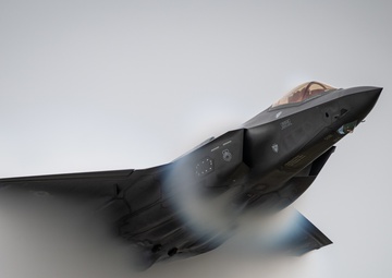 F-35 Demo Team flies over Oregon International Airshow