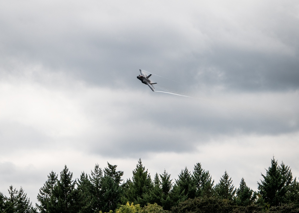 F-35 Demo Team flies over Oregon International Airshow