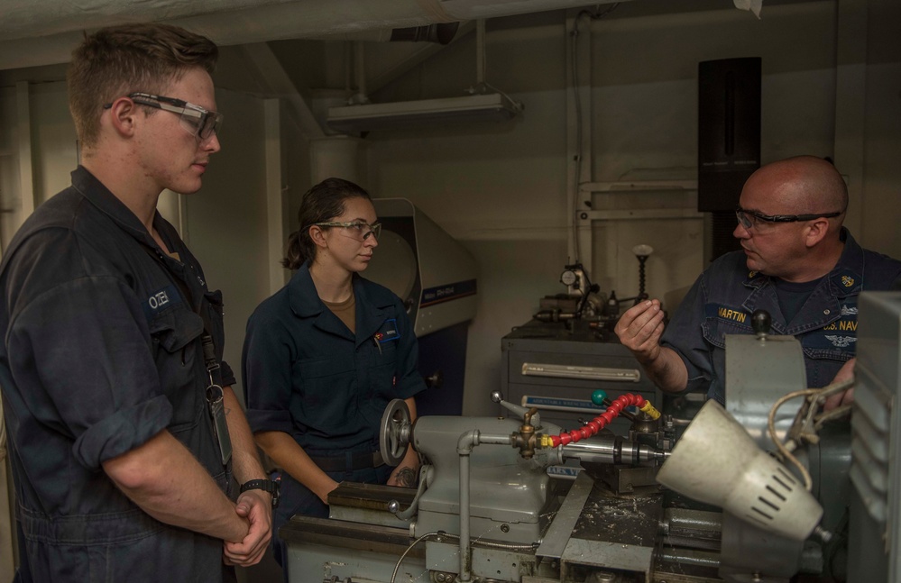 GHWB Sailor Demonstrates Knurling Porcedures